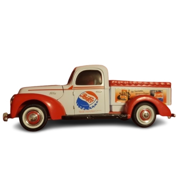 Mobil Pepsi Truck Classic Red and White Toy Truck - Picture 4 of 8